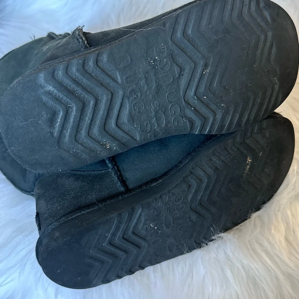 UGG Classic Short Women's Black Suede Fuzzy Warm‎ Winter Boots Size 6W GUC